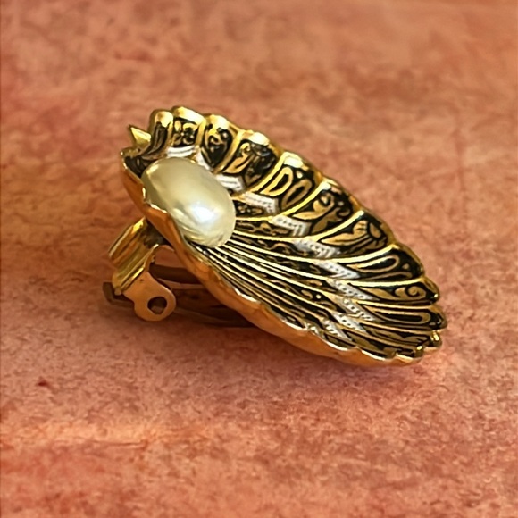 Vintage Spanish Damascene scallop shell clip earrings with center faux pearls - Picture 4 of 7